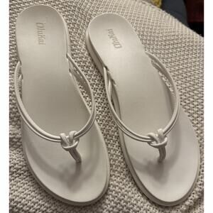 OLUKAI WHITE/WHITE AKA KNOTTED STRAPS BEACH/POOL FLIP FLOP SANDALS SIZE 10